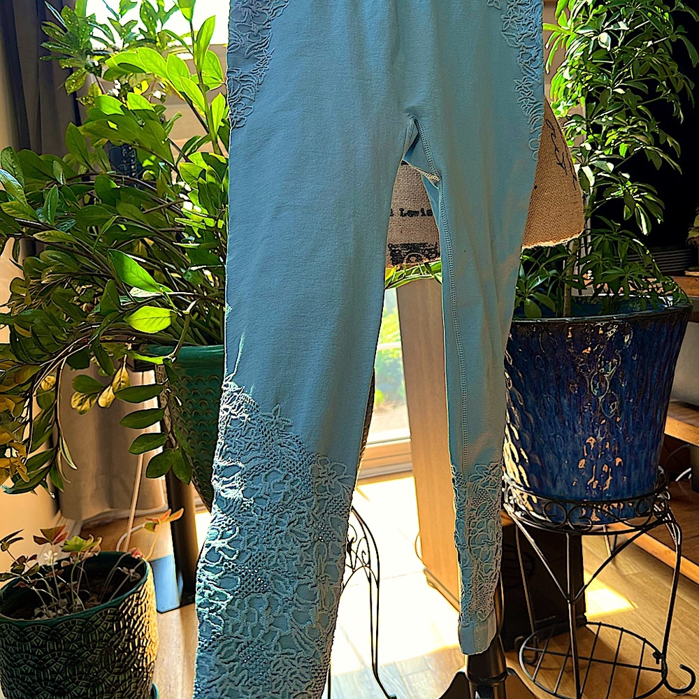 Light Blue Capri Leggings with Floral Lace Detail